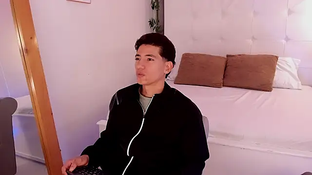 Snapshot of Alejo-and-Thiago chatting on June 8, 2026, 1:11 pm Alejo-and-Thiago online show from June 8, 2026, 1:11 pm