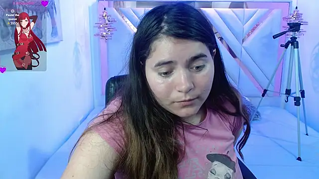 Snapshot of Laurha_ chatting on June 10, 2026, 7:37 pm Laurha online show from June 10, 2026, 7:37 pm