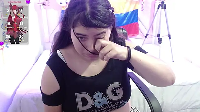 Snapshot of Laurha_ chatting on June 15, 2026, 7:57 pm Laurha online show from June 15, 2026, 7:57 pm