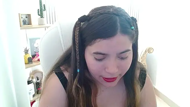 Snapshot of Laurha_ chatting on May 18, 2026, 7:51 pm Laurha online show from May 18, 2026, 7:51 pm