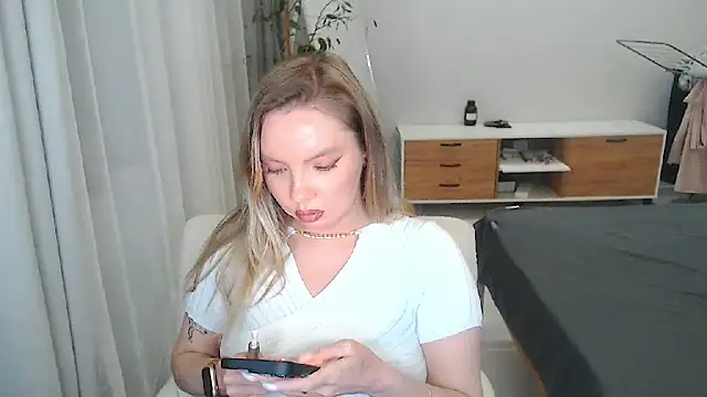 Snapshot of PolinaXXXXXJones chatting on May 7, 2026, 6:33 pm PolinaXXXXXJones online show from May 7, 2026, 6:33 pm