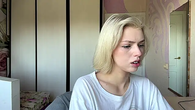 Snapshot of ScarlettRosy chatting on June 9, 2026, 4:46 am ScarlettRosy online show from June 9, 2026, 4:46 am