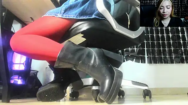 Snapshot of MissAlmaFenix chatting on June 6, 2026, 6:02 pm MissAlmaFenix online show from June 6, 2026, 6:02 pm