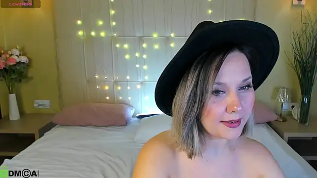 Nikki Mi1k online show from May 17, 2026, 9:42 am