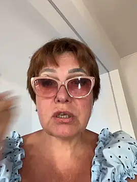 Snapshot of bettybutter_ chatting on August 4, 2026, 2:10 pm bettybutter online show from August 4, 2026, 2:10 pm