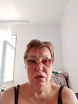 Snapshot of bettybutter_ chatting on August 3, 2026, 10:32 am bettybutter online show from August 3, 2026, 10:32 am