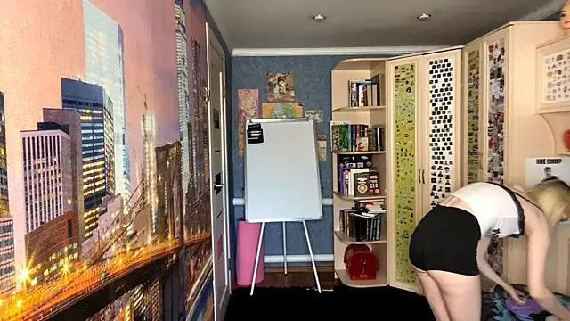 MonicaHolt online show from May 5, 2026, 10:18 am