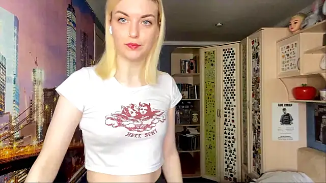 MonicaHolt online show from May 14, 2026, 10:23 am