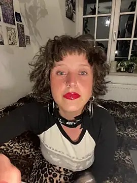 Snapshot of EmilieBraun chatting on May 4, 2026, 9:50 pm EmilieBraun online show from May 4, 2026, 9:50 pm