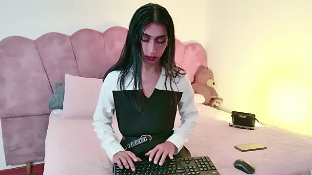 Alexadomina22 online show from August 3, 2026, 9:41 pm