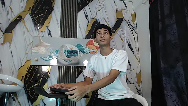 Snapshot of TWINKS_BOYSX chatting on June 2, 2026, 1:11 pm TWINKS BOYSX online show from June 2, 2026, 1:11 pm
