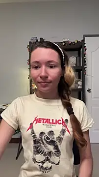 Snapshot of Mini_girl_do_it_better chatting on June 3, 2026, 9:52 pm Mini girl do it better online show from June 3, 2026, 9:52 pm