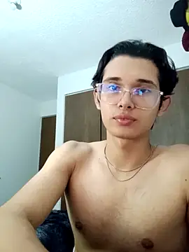 x-NoAh-x online show from May 9, 2026, 3:32 am