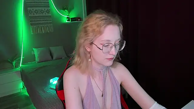 Snapshot of LunaTerry chatting on July 14, 2026, 7:24 am LunaTerry online show from July 14, 2026, 7:24 am