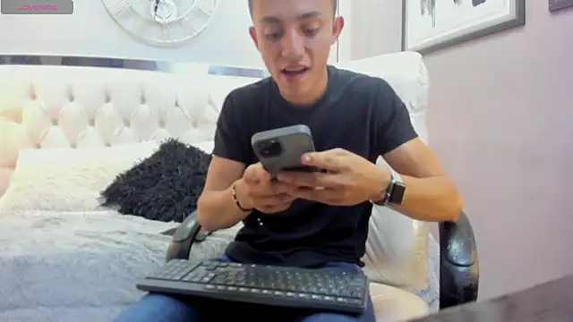 oliver chaze  online show from May 8, 2026, 10:24 pm