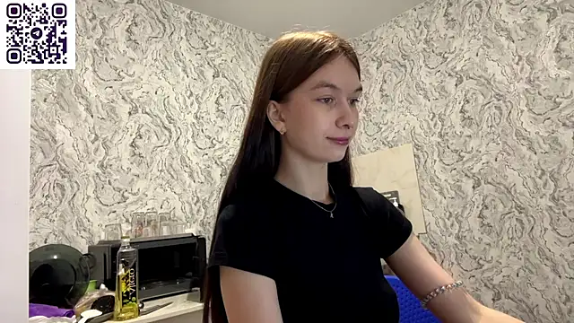HinaDesire online show from June 6, 2026, 8:25 pm