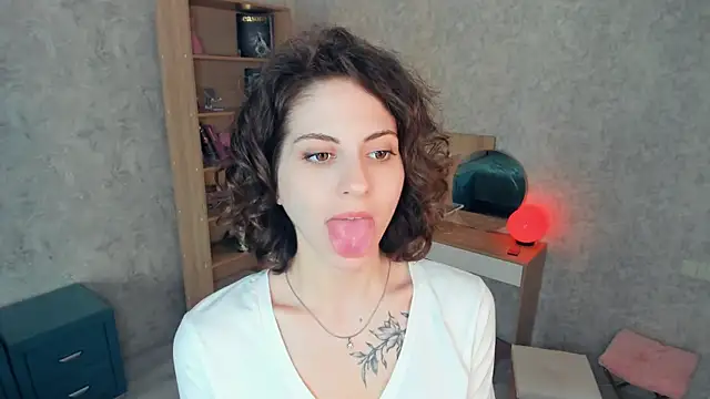 Kimasichka online show from May 17, 2026, 5:40 am
