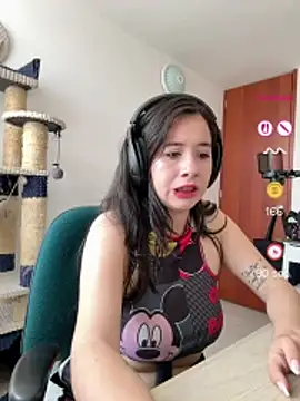 Snapshot of Annie_loveer chatting on July 1, 2026, 5:46 pm Annie loveer online show from July 1, 2026, 5:46 pm