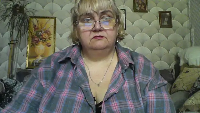 Snapshot of MarinaFarina53 chatting on June 18, 2026, 8:13 am MarinaFarina53 online show from June 18, 2026, 8:13 am