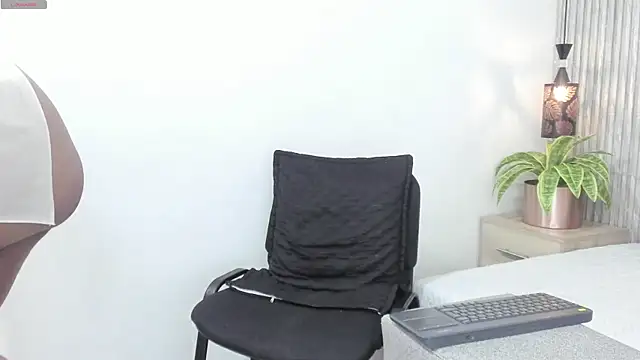 Bella adamss  online show from June 7, 2026, 4:01 pm
