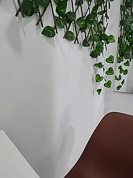 alanahot94 online show from June 27, 2026, 7:53 pm
