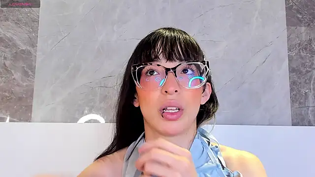EmiliaBell  online show from May 19, 2026, 1:29 pm