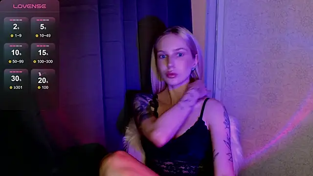 Snapshot of MichelleVelour chatting on May 17, 2026, 5:13 pm MichelleVelour online show from May 17, 2026, 5:13 pm