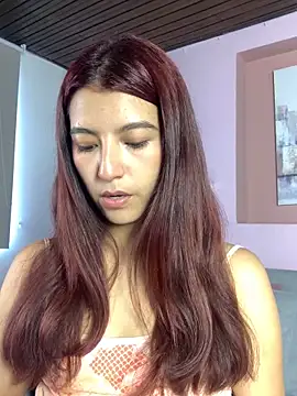 Snapshot of EveRave_Pink chatting on May 12, 2026, 5:30 pm EveRave Pink online show from May 12, 2026, 5:30 pm