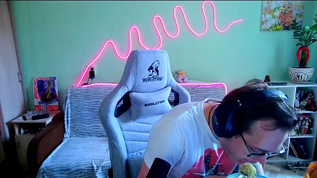 MeLanXolik online show from May 13, 2026, 9:05 am