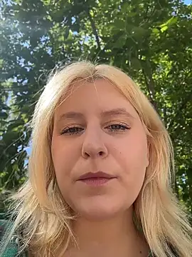 Snapshot of Flora_LifeSecret chatting on May 25, 2026, 9:41 am Flora LifeSecret online show from May 25, 2026, 9:41 am