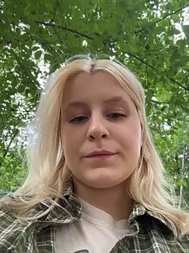 Snapshot of Flora_LifeSecret chatting on May 27, 2026, 2:24 pm Flora LifeSecret online show from May 27, 2026, 2:24 pm