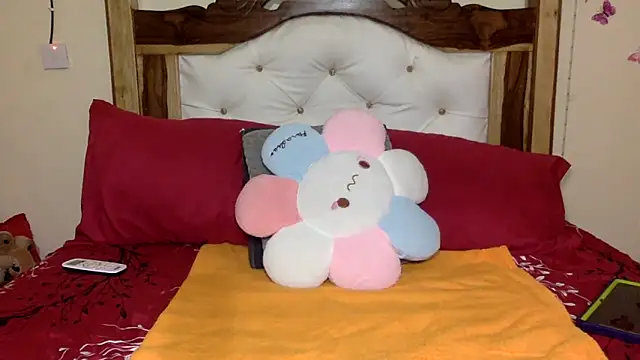 Snapshot of creamyamber chatting on April 22, 2026, 8:37 pm creamyamber online show from April 22, 2026, 8:37 pm