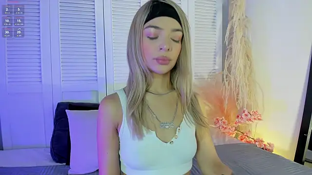 Snapshot of akemi__ chatting on June 1, 2026, 4:50 pm akemi online show from June 1, 2026, 4:50 pm