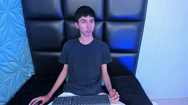 LittleNerd18 online show from May 14, 2026, 2:52 am