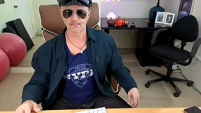 Snapshot of hotdadbod chatting on October 31, 2025, 8:38 pm hotdadbod online show from October 31, 2025, 8:38 pm