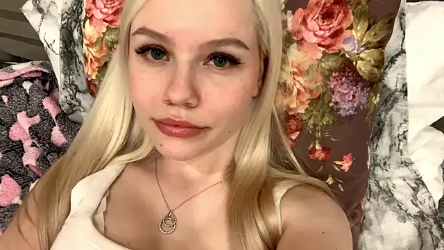 Snapshot of Aria_Shine chatting on May 14, 2026, 6:16 pm Aria Shine online show from May 14, 2026, 6:16 pm