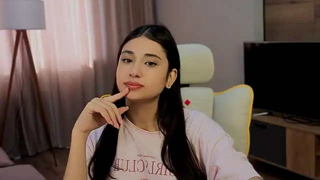 honeylanaa online show from June 18, 2026, 4:44 am