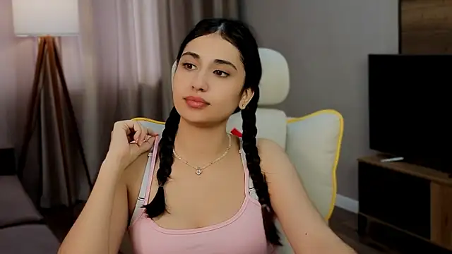honeylanaa online show from June 5, 2026, 5:01 am