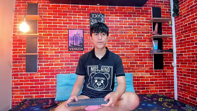 Snapshot of Hoot_boyss_ chatting on June 4, 2026, 8:13 pm Hoot boyss online show from June 4, 2026, 8:13 pm