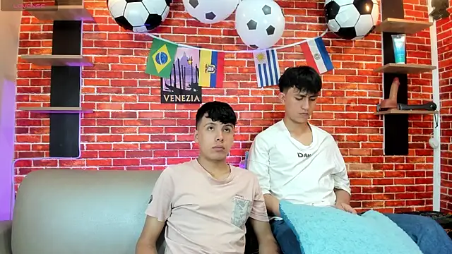 Snapshot of Hoot_boyss_ chatting on June 30, 2026, 8:20 pm Hoot boyss online show from June 30, 2026, 8:20 pm