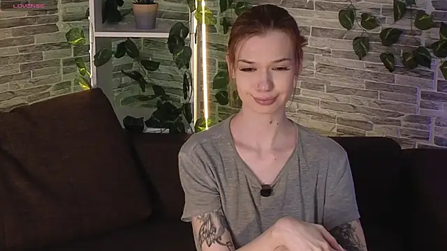 Snapshot of OliviaFoxsis chatting on May 16, 2026, 6:23 am OliviaFoxsis online show from May 16, 2026, 6:23 am