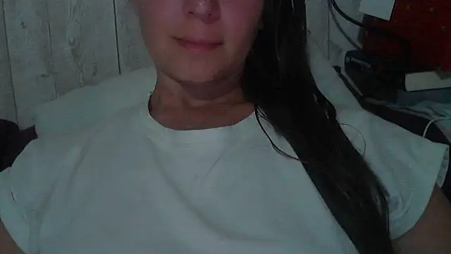 Snapshot of Bella--White chatting on June 7, 2026, 4:01 pm Bella--White online show from June 7, 2026, 4:01 pm