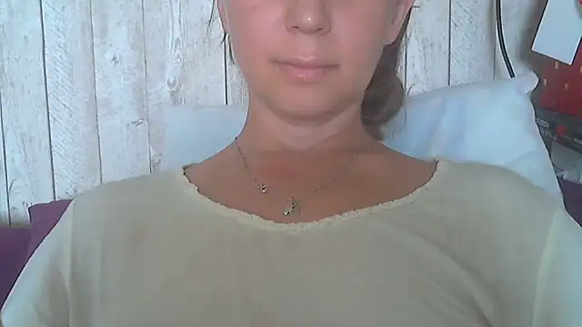 Snapshot of Bella--White chatting on June 11, 2026, 5:04 am Bella--White online show from June 11, 2026, 5:04 am