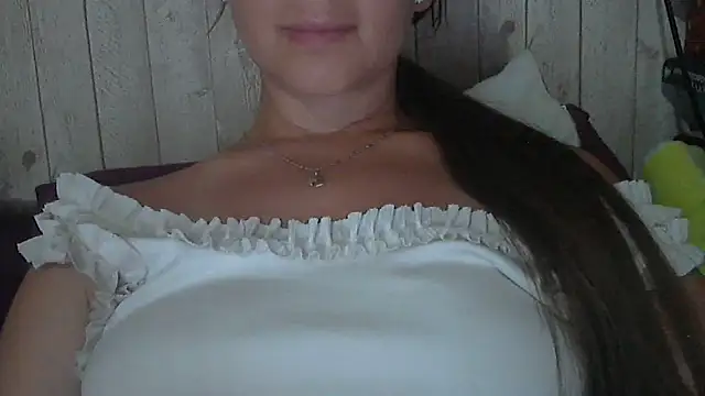 Snapshot of Bella--White chatting on June 15, 2026, 5:34 pm Bella--White online show from June 15, 2026, 5:34 pm