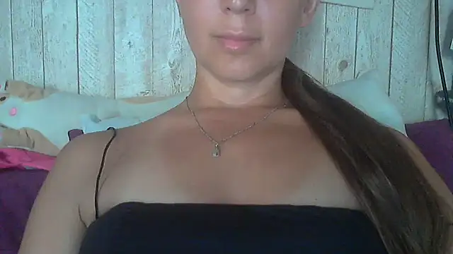 Snapshot of Bella--White chatting on June 18, 2026, 1:49 pm Bella--White online show from June 18, 2026, 1:49 pm