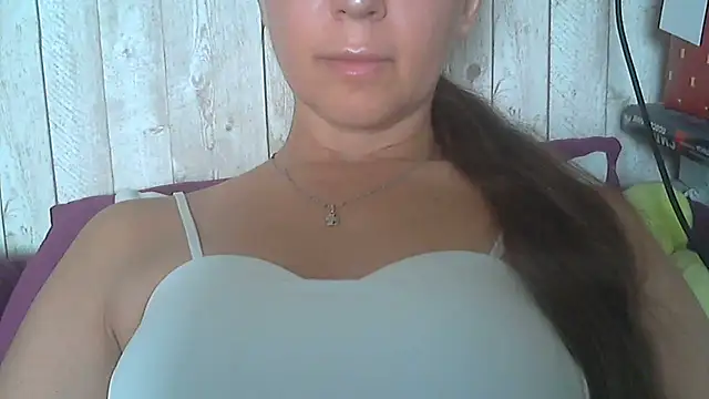 Snapshot of Bella--White chatting on June 4, 2026, 5:45 am Bella--White online show from June 4, 2026, 5:45 am