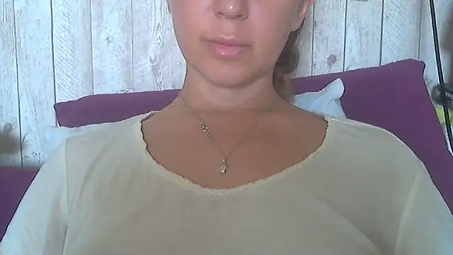 Snapshot of Bella--White chatting on June 12, 2026, 5:49 am Bella--White online show from June 12, 2026, 5:49 am