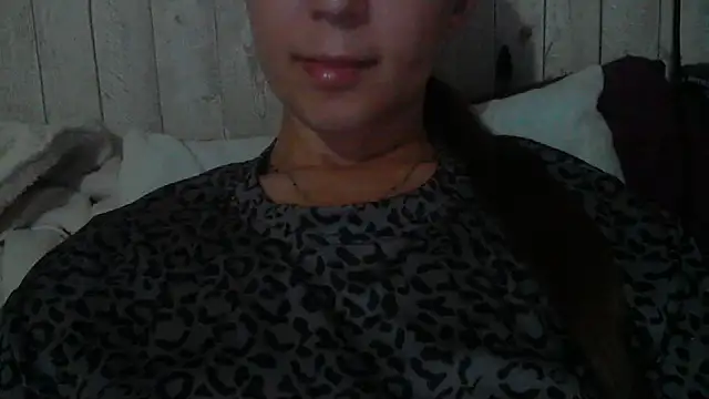 Snapshot of Bella--White chatting on May 29, 2026, 4:13 pm Bella--White online show from May 29, 2026, 4:13 pm
