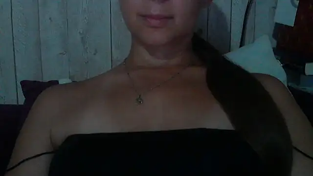 Snapshot of Bella--White chatting on June 20, 2026, 3:28 pm Bella--White online show from June 20, 2026, 3:28 pm