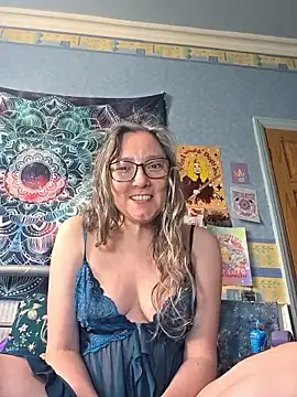 Snapshot of Izzylove47 chatting on May 18, 2026, 11:48 am Izzylove47 online show from May 18, 2026, 11:48 am